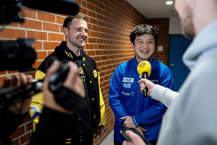 樊振东穿蓝球衣进多特蒙德更衣室创纪录|可爱_新浪体育_新浪新闻