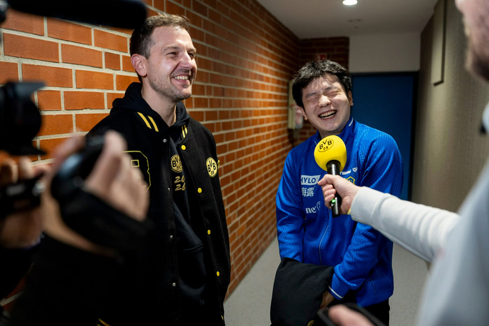 樊振东穿蓝球衣进多特蒙德更衣室创纪录|可爱_新浪体育_新浪新闻