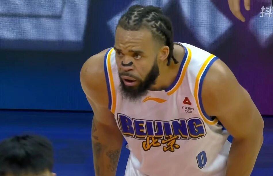 北京男篮轻取广州，周琦11+6徐昕10+6，麦基19+7方硕18分！